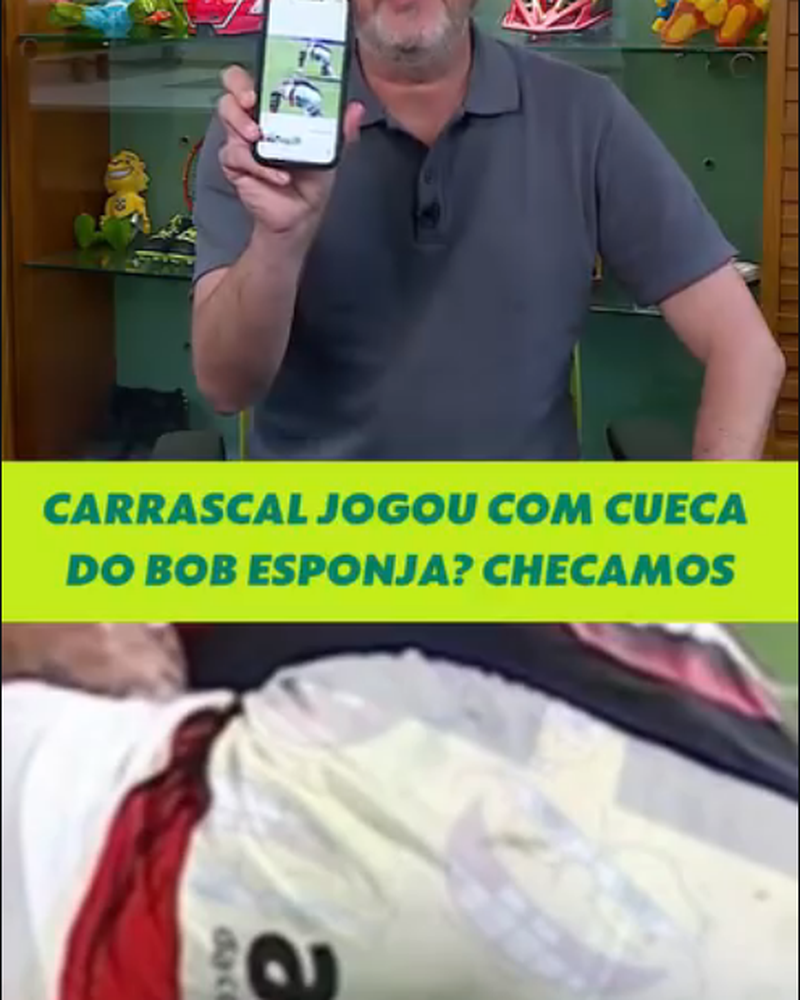 Alex Escobar mostrando a publicação sobre Carrascal